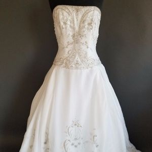 Eve of Milady Wedding Gown White Organza Size 12